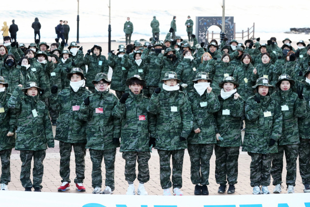 ▲19일 경북 포항시 남구 호미곶면 호미곶해맞이광장에서 대한체육회 소속 국가대표 선수들이 2024년 파리 하계올림픽 선전을 다짐하고 있다. 이들은 18일부터 20일까지 포항 해병대 1사단에서 정신력을 강화하고 도전 정신을 배우기 위해 '원 팀 코리아' 캠프를 한다. ⓒ연합뉴스