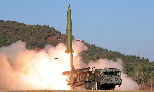 북한의 KN-23 단거리탄도미사일이 발사되고 있다. 조선중앙TV·뉴시스