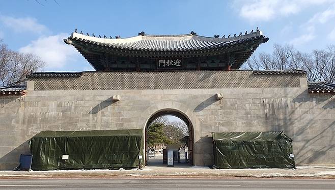 20일 오후 1시쯤 서울 종로구 경복궁 영추문 담장 훼손 현장에 가림막이 설치되어 있다.