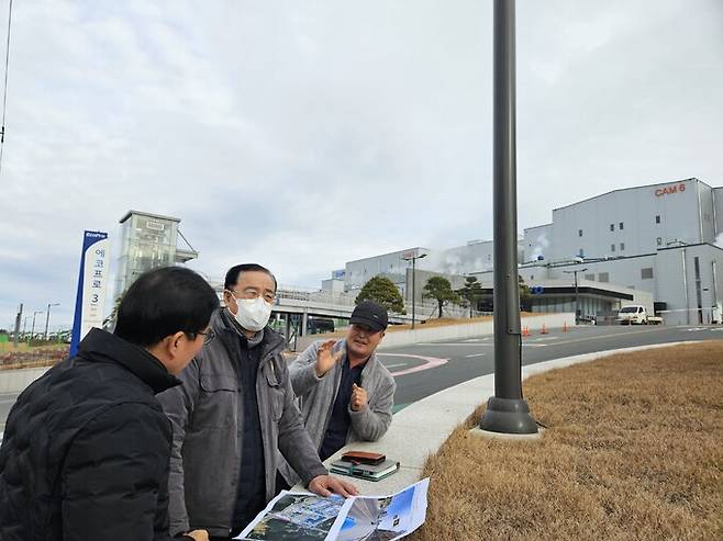 이상범(가운데) 포항시의회 경제산업위원회 위원장은 지난 19일 영일만 일반산업단지 일원을 방문, 산단 인프라 조성상황 점검 등 현장 의정활동을 펼치고 있다. 포항시의회 제공