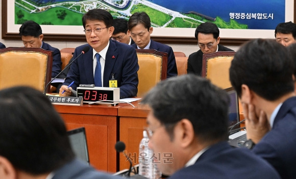 박상우 국토교통부 장관 후보자가 20일 서울 여의도 국회 국토교통위원회에서 열린 인사청문회에서 의원 질의에 답하고 있다. 2023.12.20 오장환 기자