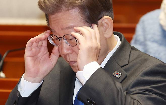 11월30일 국회에서 본회의 전 열린 더불어민주당 의원총회에서 이재명 대표가 안경을 고쳐쓰고 있다. ⓒ연합뉴스