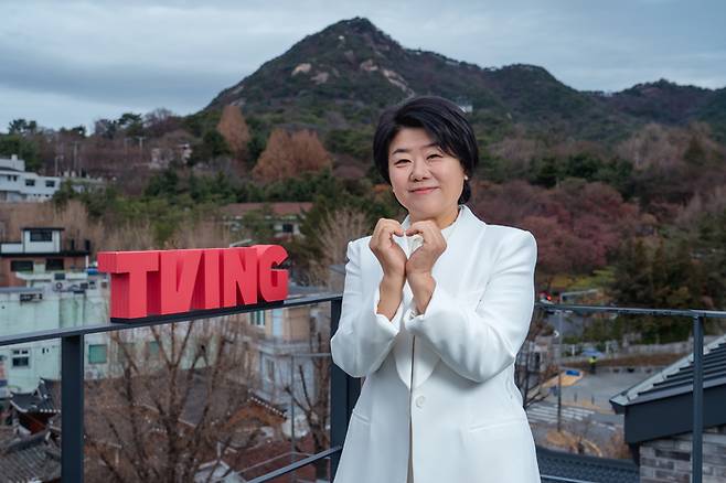 티빙 드라마 ‘운수 오진 날’과 넷플릭스 드라마 ‘정신병동에도 아침이 와요’에 출연한 배우 이정은. 사진 티빙