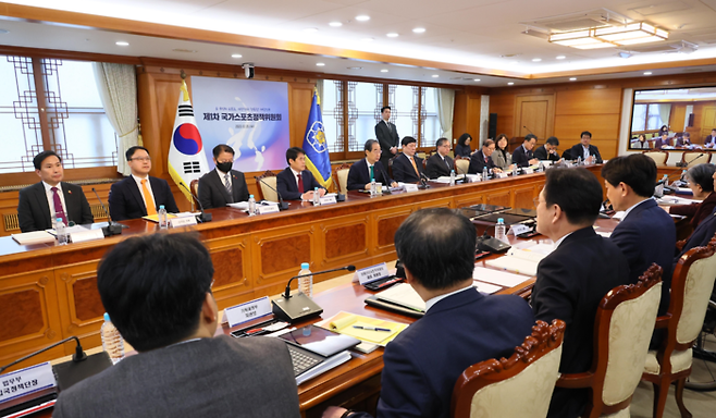 국가스포츠정책위원회가 20일 서울 종로구 정부서울청사에서 출범 후 첫 회의를 개최하고 있다.  문화체육관광부 제공