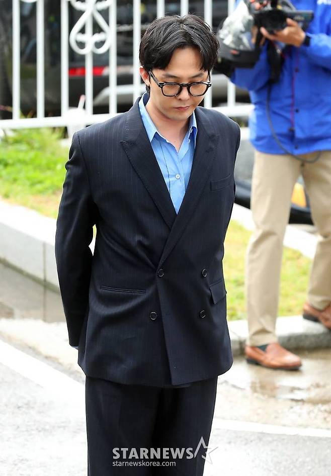 마약 투약 혐의를 받고 있는 가수 지드래곤(본명 권지용)이 6일 오후 인천 남동구 논현경찰서에서 조사를 받기 위해 출석하고 있다. 2023.11.06 /사진=김창현 chmt@