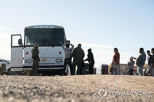 미국 남부 국경지대에서 이송 버스에 오르는 중남미 출신 불법입국자들 [로이터 연합뉴스 자료사진]