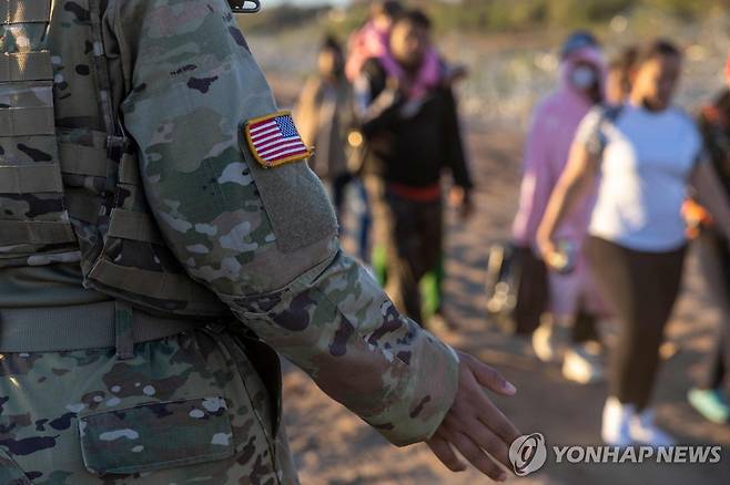 미 국경 감시하는 텍사스주 방위군 [AFP=연합뉴스. 재판매 및 DB 금지]