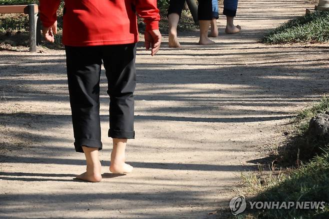 맨발길. 사진은 기사 내용과 직접적인 관련 없음. [연합뉴스 자료사진]