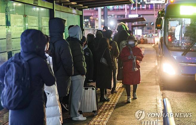 강추위 속 퇴근버스 기다리는 시민들 (서울=연합뉴스) 서대연 기자 = 20일 오후 9시를 기해 서울 전역에 한파경보가 발효된 가운데 서울 중구 서울역 앞 버스환승센터에서 두꺼운 외투를 입은 시민들이 버스를 기다리고 있다. 2023.12.20 dwise@yna.co.kr