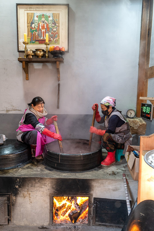 팥죽 만드는 스님들(사진=한국불교문화사업단).