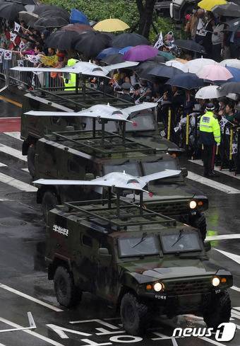 지난 9월26일 건군 75주년 국군의 날 기념 시가행진을 통해 공개된 '스텔스 형상 소형 드론'. 2023.9.26/뉴스1 ⓒ News1 사진공동취재단