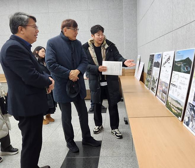 김광현 건축가(가운데)가 보령 웅천읍을 찾아 지역 돌문화에 대해 설명을 듣고 있다.(보령시 제공)/뉴스1