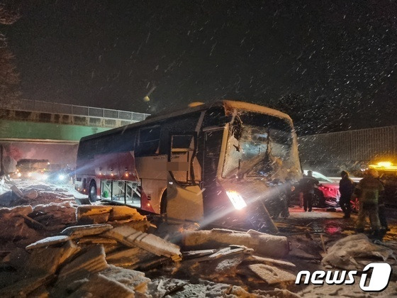 21일 오전 3시 30분쯤 충남 당진 초대리 부근 서해안고속도로 내 서울 방향 구간에서 공항버스가 25톤 카고트럭을 추돌하는 사고가 발생했다. (당진소방서 제공) 2023.12.21/뉴스1