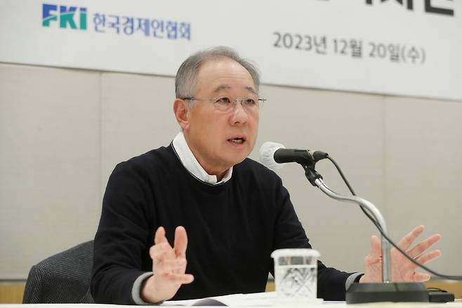 류진 한국경제인협회 회장이 기자간담회에서 질문에 답하고 있다.