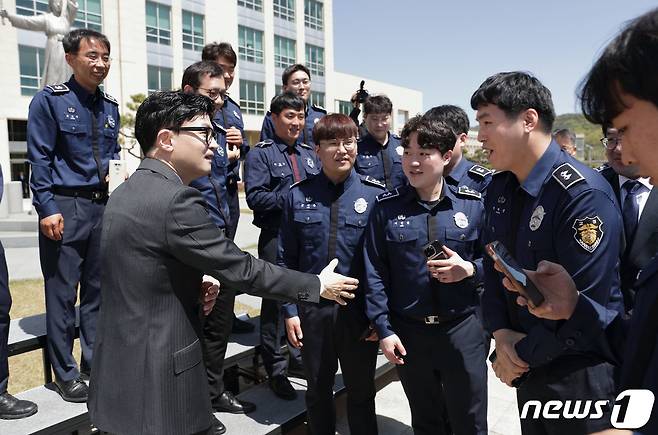 한동훈 법무부 장관이 19일 충북 법무연수원 진천 본원에서 교정공무원을 대상으로 강의한 후 격려하고 있다. 교정공무원 교육과정에서 법무부 장관이 강의하는 것은 한 장관이 최초다. (법무부 제공) 2023.4.19/뉴스1