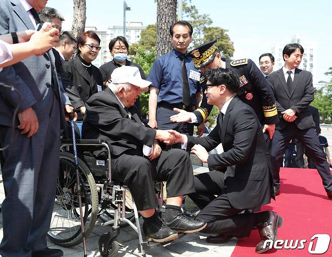 한동훈 법무부 장관이 5일 오후 서울 구로구 서울남부교도소에서 열린 순직 교도관 충혼탑 제막식에서 6.25전쟁 당시 참전한 이명선 전 교도관과 인사를 나누고 있다. 2023.6.5/뉴스1 ⓒ News1 신웅수 기자