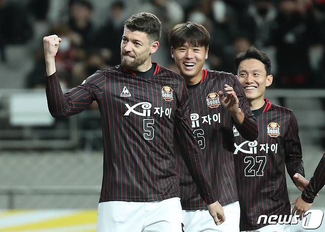 28일 오후 서울월드컵경기장에서 열린 2020아시아축구연맹(AFC) 챔피언스리그(ACL) 플레이오프 FC서울과 케다FA(말레이시아)의 경기에서 프리킥으로 FC서울의 세번째골을 성공시킨 오스마르가 세리머니를 하고 있다.2020.1.28/뉴스1 ⓒ News1 이광호 기자