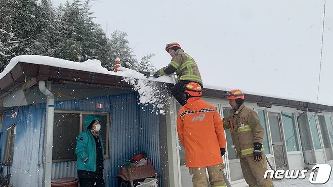 전북 6개 시군에 대설경보 및 한파특보가 발효중인 가운데 21일 오전 전북 김제시 만경읍의 한 주택에서 소방대원들이 지붕에 쌓인 눈을 치우고 있다.(전북소방본부 제공)2023.12.21/뉴스1 ⓒ News1 강교현 기자