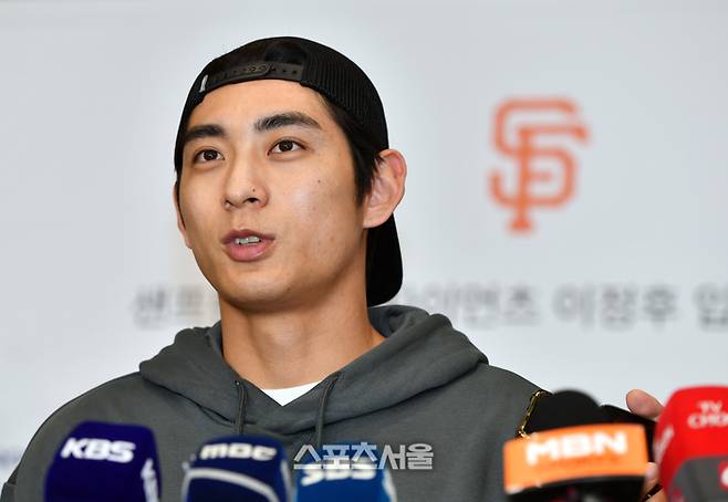 샌프란시스코 자이언츠에 입단한 이정후가 19일 인천공항을 통해 금의환향했다. 이정후는 포스팅시스템을 통해 샌프란시스코와 6년 1억 1300만 달러 계약을 하며 아시아 야수 최고액을 기록했다. 인천공항 | 강영조기자 kanjo@sportsseoul.com