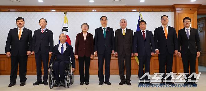 한덕수 국무총리가 20일 서울 종로구 정부서울청사에서 열린 제1차 국가스포츠정책위원회에서 이에리사 국가스포츠정책위원회 민간 위원장을 비롯한 민간위원에게 임명장을 수여한 뒤 기념촬영을 하고 있다.사진제공=문화체육관광부