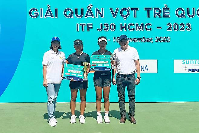 호치민 국제주니어 2차대회에서 우승했던 오지윤(왼쪽에서 두번째, 검정색 모자, 상하의) (출처 = 호치민테니스협회 SNS)