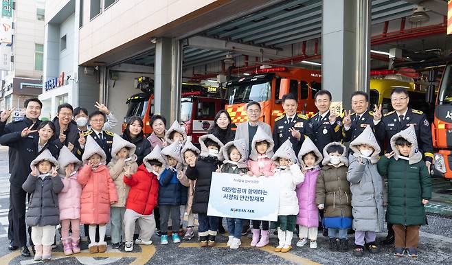 20일 서울 강서소방서에서 열린 지진체험교육에 참여한 어린이들과 대한항공·강서소방서 관계자들이 업사이클링 안전방재모를 쓰고 기념 촬영을 하고 있다./대한항공