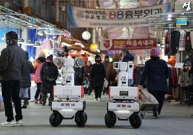 서울시가 도입한 ‘화재 순찰 로봇’ 시연회가 열린 21일 오후 서울 구로구 남구로시장에서 로봇 2대가 선을 보이고 있다. 화재 순찰 로봇은 전통시장 4곳에 각 1대씩 배치돼 상인들이 없는 심야 시간대에 시장을 돌며 화재 발생 위험을 감지하게 된다./연합뉴스