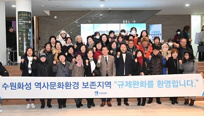 이재준 시장이 수원화성 인근 지역 주민들과 함께하고 있다.ⓒ수원시 제공