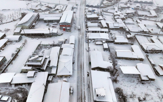 대설특보가 내려진 21일 오후 전남 영광군 염산면 한 마을에 눈이 쌓여 있다.  [연합뉴스]