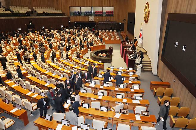 21일 국회 본회의에서 2024년도 예산안 처리를 마친 의원들이 퇴장하고 있다. 연합뉴스