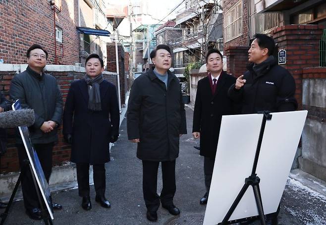 윤석열 대통령이 21일 서울 중랑구 소규모 주택정비 관리지역인 모아타운 사업지를 찾아 도심 주택공급 현장을 시찰하고 있다. 왼쪽부터 조규홍 보건복지부 장관, 원희룡 국토교통부 장관, 윤 대통령, 이승환 국민의힘 중랑을 당협위원장, 오세훈 서울시장. /사진=뉴시스화상