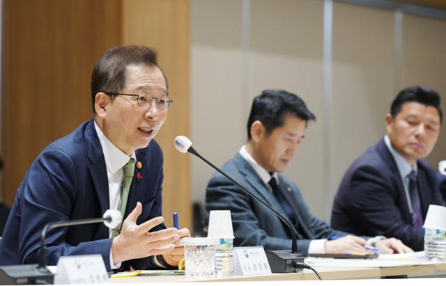 조승환 해양수산부 장관이 20일 서울 동작구 노량진수산물도매시장에서 열린 수산식품 수출상황 점검회의를 주재하고 있다. 해양수산부 제공