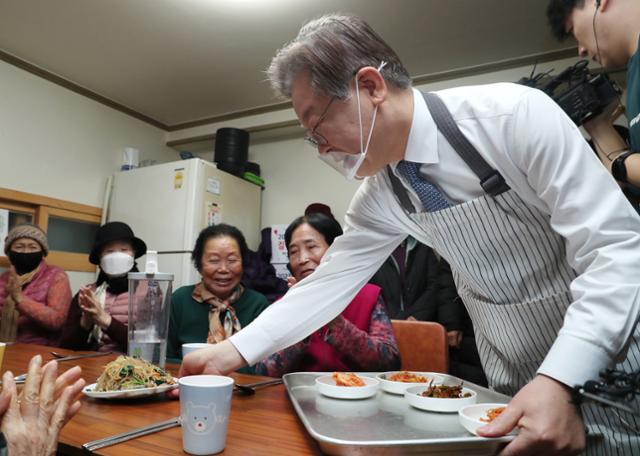 이재명 더불어민주당 대표가 21일 오전 서울 영등포구 구립 큰숲 경로당에서 어르신들의 점심 식사 자리에 반찬을 놓고 있다. 이 대표는 어르신들과의 식사 자리를 마친 후 주5일 점심 제공 정책 간담회에 참석했다. 고영권 기자