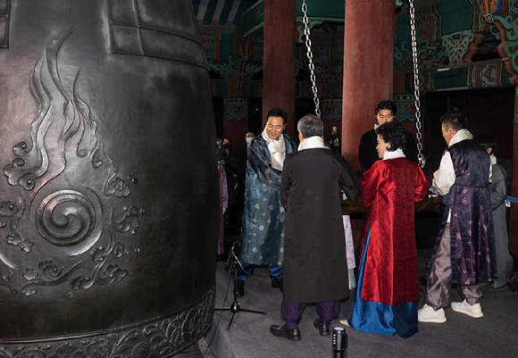 2023년 계묘년을 맞은 1일 새벽 서울 종로구 보신각에서 오세훈 서울시장과 축구선수 조규성을 비롯한 시민대표들이 제야의 종을 울리고 있다. [사진=공동취재사진]