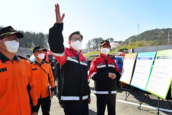 박형준 부산광역시장이 식목일 맞아 아홉산 숲 화재복구현장을 둘러보고 있다. [사진=부산광역시]