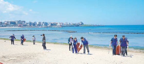 민간에서 주도하는 2025 APEC 제주 유치 캠페인과 플로깅 활동이 지난 8월 7일 이호테우해변에서 열렸다. [사진 제주도]