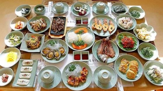 전남 강진 ‘청자골 종가집’의 한정식 상차림. 상다리가 부러질 것 같다. 몇몇 찬은 상 아래에 놓았고, 아직 밥과 국은 들어오지 않았다. 손민호 기자