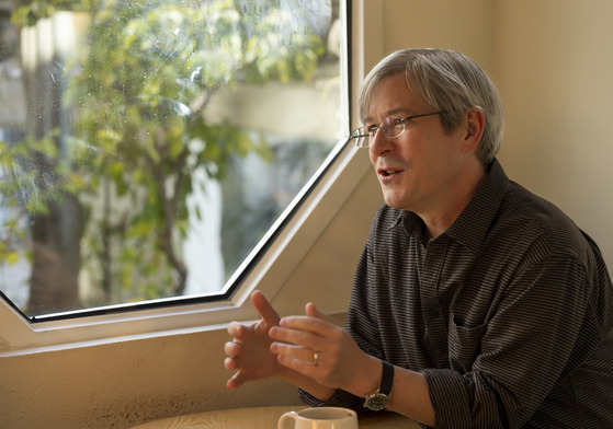 Translator Darcy Paquet sat down with the JoongAng Sunday, an affiliate of the Korea JoongAng Daily, for an interview on Nov. 24 at a small cafe in Jongno District, central Seoul. [CHOI YEONG JAE]