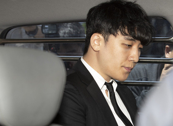 Lee Seung-hyun, the former member of boy band Big Bang also known as Seungri, gets taken under police custody for investigation in 2019. [YONHAP]