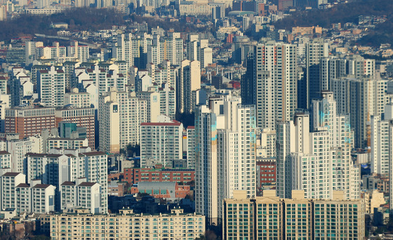 Apartment buildings in Seoul seen from the 63 Building in western Seoul on Thursday. [YONHAP]