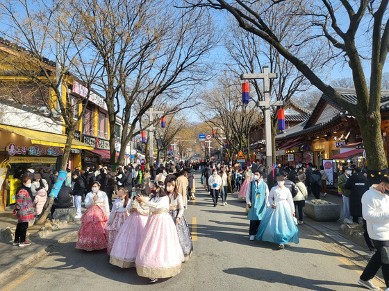 Tourists wearing hanbok (traditional Korean dress) at Jeonju Hanok Village on Jan. 23 [NEWS1]