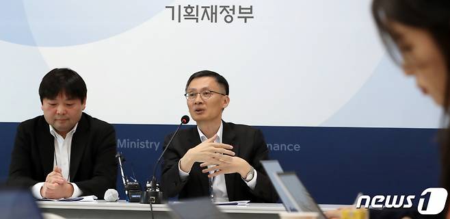 (기획재정부 배병관 금융세제 과장(왼쪽), 박금철 조세총괄정책관이 21일 오전 세종시 정부세종청사 기획재정부 기자실에서 상장주식 양도세과세대상 기준 조정과 관련하여 출입기자단의 질의에 답변하고 있다. /사진=뉴스1