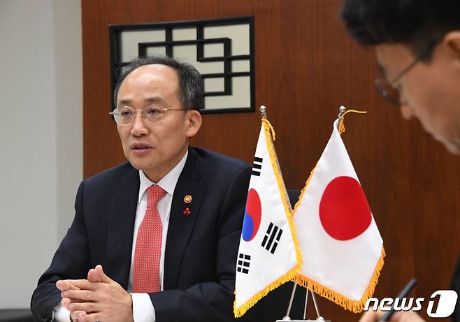 추경호 경제부총리 겸 기획재정부 장관이 21일 서울 영등포구 여의도 한국수출입은행 본사에서 스즈키 슌이치 일본 재무장관과 화상 면담을 하고 있다. /사진제공=기획재정부