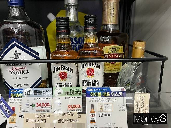 위스키의 인기는 최근 선호도가 급등한 하이볼(HighBall)로 촉발됐다. 사진은 서울 마포구 한 편의점에 위스키가 진열된 모습. /사진=박재이 기자