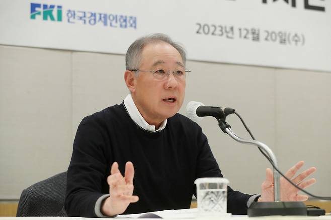 류진 한국경제인협회 회장이 20일 FKI타워에서 열린 ‘출입기자단 간담회’에 참석해 발언하고 있다. [한경협 제공]