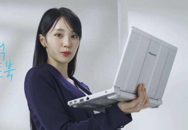 “10년 전 노트북인 줄 알았다” “엄청 두껍다. 300만원 주고 누가 사냐” 한국 누리꾼들의 혹평을 받은 일본 파나소닉 노트북 '렛츠노트'. [사진, 파나소닉]