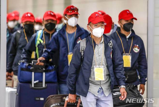 [인천공항=뉴시스] 정병혁 기자 = 지난 6월20일 오전 인천국제공항 제2터미널 입국장에서 네팔에서 온 외국인근로자들이 입국하고 있는 모습. 2023.06.20. jhope@newsis.com