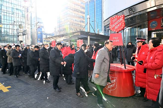 여의도순복음교회와 함께하는 스페셜 자선냄비가 21일 서울 명동역 앞 쇼핑거리에서 진행됐다. 여의도순복음교회 이영훈 목사는 "대한민국이 소외된 이웃들을 돌보고 섬기는 일에 하나가 됐으면 좋겠다"고 말했다. (사진 = 여의도순복음교회 홍보실)