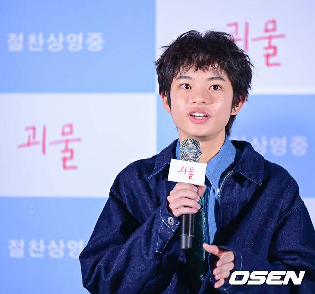[OSEN=지형준 기자] 21일 오전 서울&nbsp;CGV 용산아이파크몰에서 영화 ‘괴물’ 내한 기자간담회가 열렸다.'괴물’은 몰라보게 바뀐 아들의 행동에 이상함을 감지한 엄마가 학교에 찾아가면서 의문의 사건에 연루된 주변 사람들 모두가 감정의 소용돌이를 겪게 되는 이야기.고레에다 히로카즈 감독의 일본 영화 연출작 중 최고 흥행을 세운 '괴물'은 세계적인 명장만의 따뜻하면서도 날카로운 연출력, 사카모토 유지 각본가와 故 사카모토 류이치 음악감독의 완벽한 협업으로 탄생했다.일본 아역배우 쿠로카와 소야가 간담회를 하고 있다. 2023.12.21 / jpnews.osen.co.kr