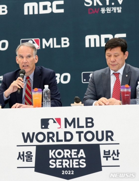 허구연 KBO 총재(오른쪽)와 짐 스몰 MLB 수석부사장이 지난해 9월 부산광역시청에서 열린 2022 MLB 월드투어 : 코리아 시리즈' 기자회견에서 대회 일정과 양팀 선수단 구성 등에 대해 설명하고 있다. /사진=뉴시스